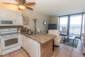 Condo, 2 habitaciones | Cocina privada | Refrigerador, horno, cafetera y tetera y tostadora 