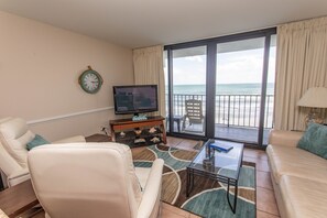 Condo, 2 habitaciones | Área de sala de estar | Smart TV 