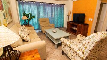 Condo, 2 habitaciones | Área de sala de estar