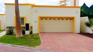 Exterior - Stunning 4 Bedroom Beach Villa on Sandy Beach at Las Palmas Beachfront Resort V10 4 Villa by Redawning (Puerto Peñasco)