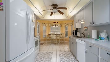 House, 3 Bedrooms | Private kitchen | Fridge, oven, coffee/tea maker