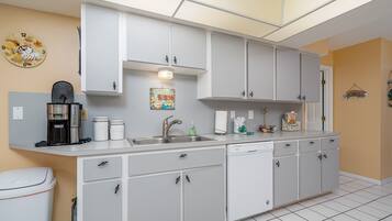 House, 3 Bedrooms | Private kitchen | Fridge, oven, coffee/tea maker