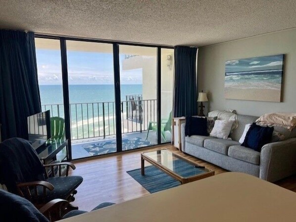 Condo, 2 Bedrooms | Living area