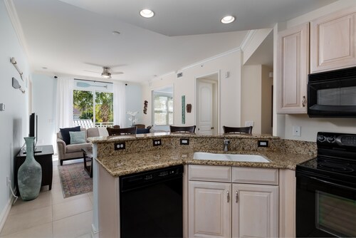 ~the Bonita Paddle 2/2~ Your Home Away From Home In Paradise 2 Bedroom Condo by RedAwning