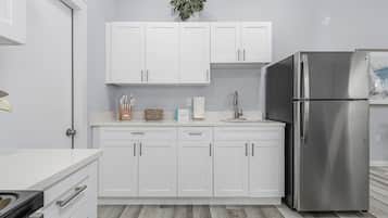 House, 2 Bedrooms | Private kitchen | Fridge, oven, coffee/tea maker