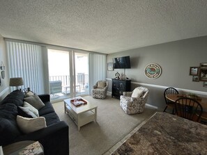 Condo, 2 habitaciones | Área de sala de estar