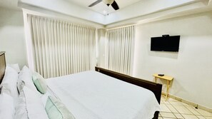 1 bedroom, individually decorated, individually furnished, free WiFi - Spectacular 1 1/2 Bedroom Condo on Sandy Beach at Las Palmas Beachfront Resort 1 Condo by RedAwning (Puerto Peñasco)