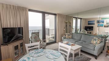 Condo, 2 quartos | Área de estar