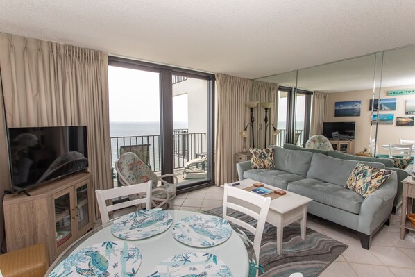 Condo, 2 habitaciones | Área de sala de estar