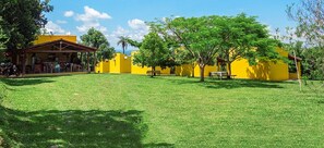 Vista frontal de la propiedad
