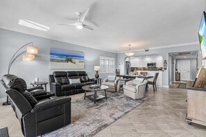 Condo, 3 quartos | Área de estar