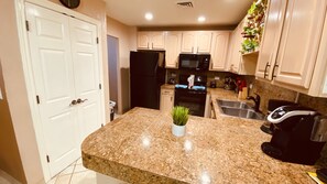 Condo, 2 habitaciones | Cocina privada | Refrigerador, horno, cafetera y tetera y tostadora 