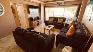 Condo, 2 habitaciones | Área de sala de estar