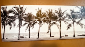 Escena de playa con palmeras y el océano.
