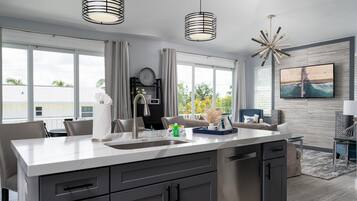 House, 4 Bedrooms | Private kitchen