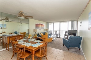 Condo, 2 Bedrooms | Dining