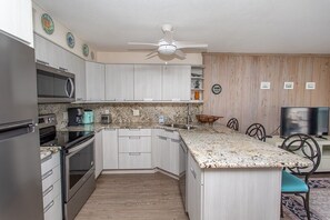 Condo, 2 habitaciones | Cocina privada | Refrigerador, horno, cafetera y tetera y tostadora 