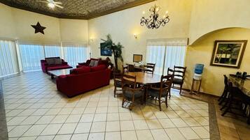 Villa, 3 Bedrooms | Dining