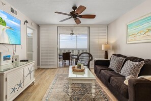 Condo, 2 Bedrooms | Ruang tamu