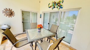 Studio | Tempat makan outdoor