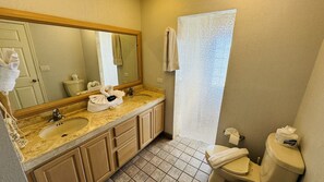 Condo, 2 habitaciones | Baño | Toallas 