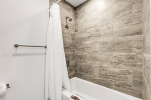 Haartrockner, Handtücher, Seife, Shampoo