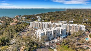 Un hôtel à plusieurs étages, doté d’un parking et offrant une vue sur un lac.