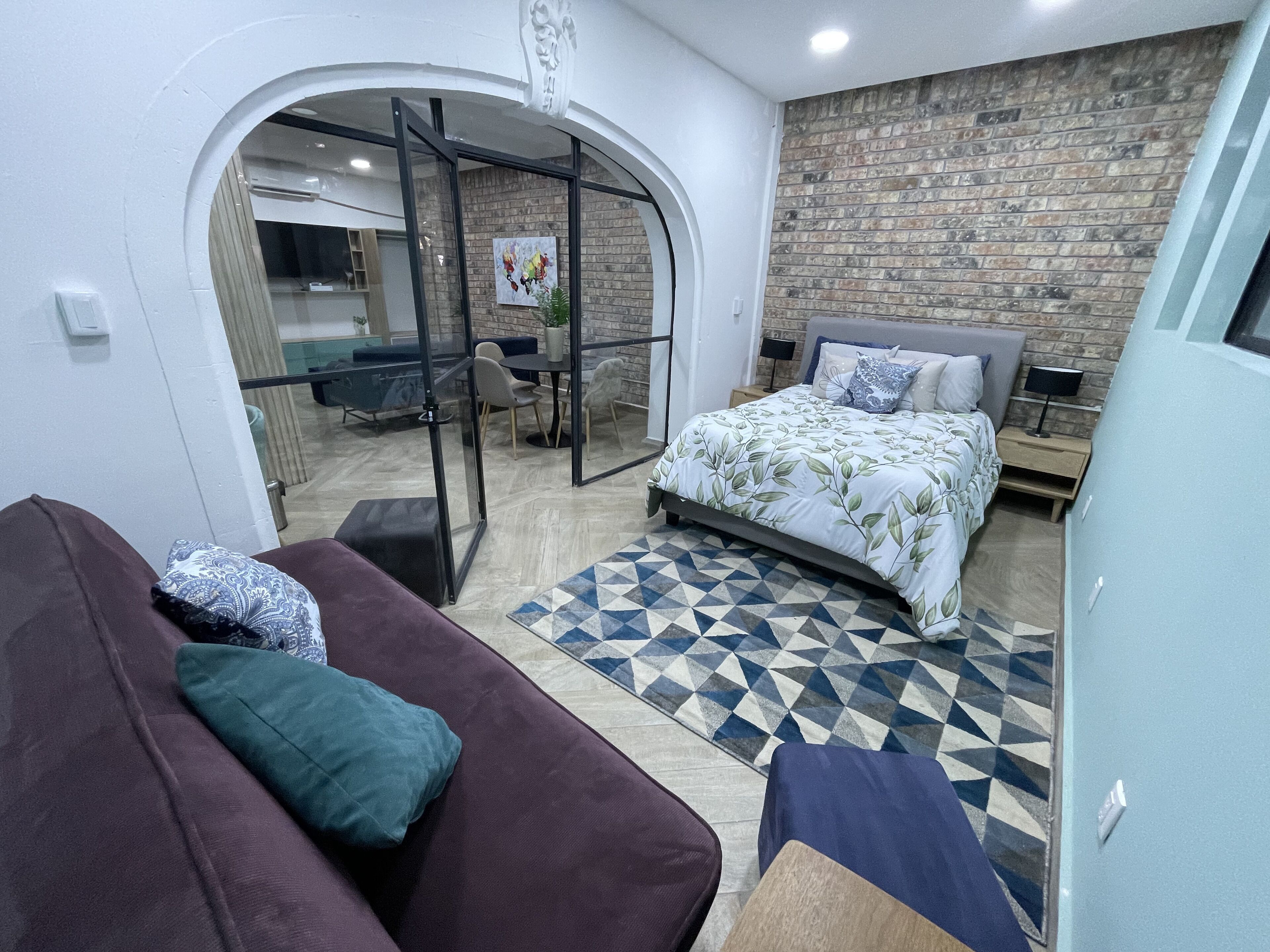 Edredón, caja de seguridad en la habitación y muebles diferentes 