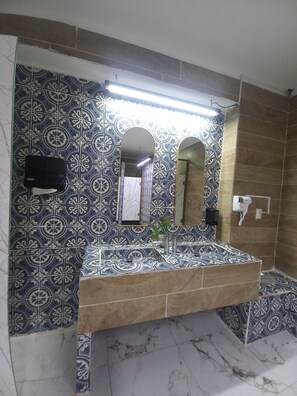 Habitación básica, 2 habitaciones, cocina, en la zona del patio | Baño | Bañera, artículos de higiene personal de diseño y secador de pelo