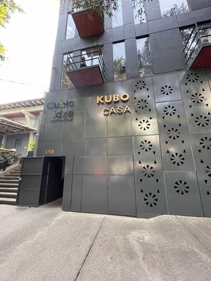 Unclassified image, 2 of 18, button - Casa Kubo (Mexico City)