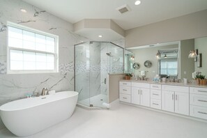 House, 5 Bedrooms | Bathroom | Towels