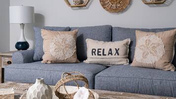 House, 4 Bedrooms | Living area