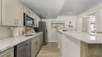 House, 4 Bedrooms | Private kitchen | Fridge, oven, coffee/tea maker, toaster