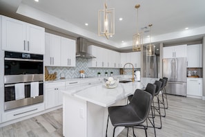 House, 5 Bedrooms | Private kitchen | Fridge, oven, coffee/tea maker, toaster