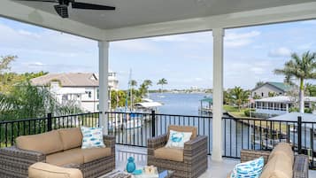 House, 5 Bedrooms | Balcony