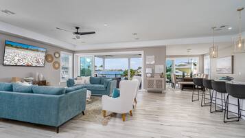 House, 5 Bedrooms | Living area