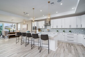 House, 5 Bedrooms | Private kitchen