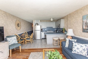 Condo, 2 quartos | Área de estar