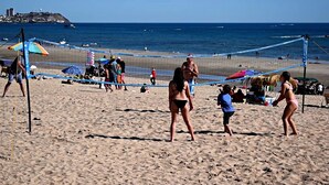 A beach volleyball game with players and spectators. - Beautiful 2 Bedroom Condo on the Sea of Cortez at Las Palmas Resort D-501 2 Condo by RedAwning (Puerto Peñasco)