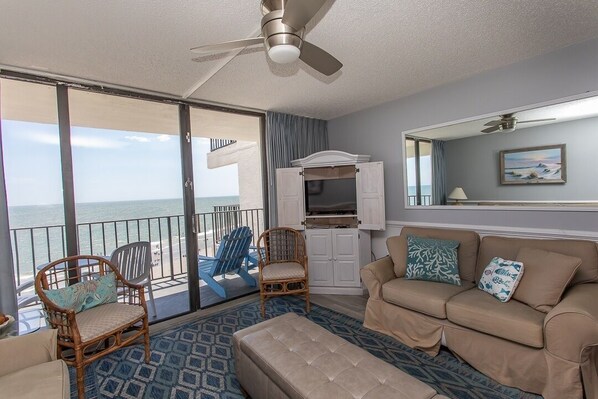 Condo, 2 habitaciones | Área de sala de estar