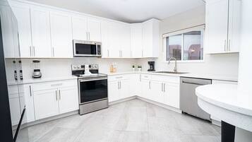 Villa, 3 habitaciones | Cocina privada | Refrigerador, horno, cafetera y tetera y tostadora
