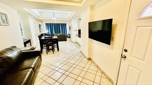 Condo, 2 habitaciones | Área de sala de estar