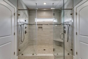 Douche, sèche-cheveux, serviettes fournies