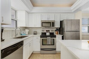 Appartement, 2 slaapkamers | Privékeuken | Een koelkast, een oven, een koffiezetapparaat/waterkoker