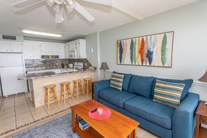 Condo, 2 chambres | Aire de séjour