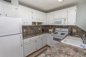 Condo, 2 habitaciones | Cocina privada | Refrigerador, horno, cafetera y tetera y tostadora 