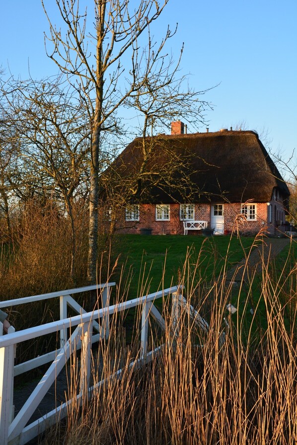 Exterior - Fantastic thatched cottage with lake and sauna (Rodenäs)