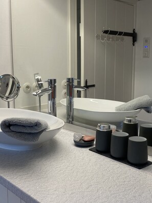 Shower, towels, toilet paper - Fantastic thatched cottage with lake and sauna (Rodenäs)