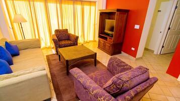 Condo, 2 habitaciones | Área de sala de estar