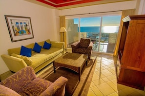 Condo, 2 habitaciones | Área de sala de estar